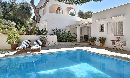 Ferienhaus mit Pool im Außenbereich