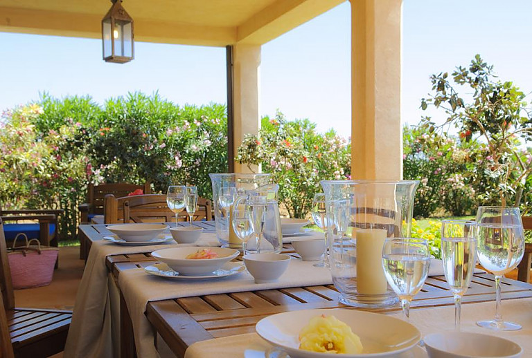 Terrasse mit Vordach und Esstisch