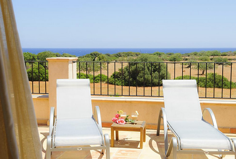 Sonnenliegen auf der Terrasse mit Weitblick