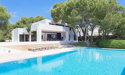 Modernes Ferienhaus mit Pool und Sonnenliegen