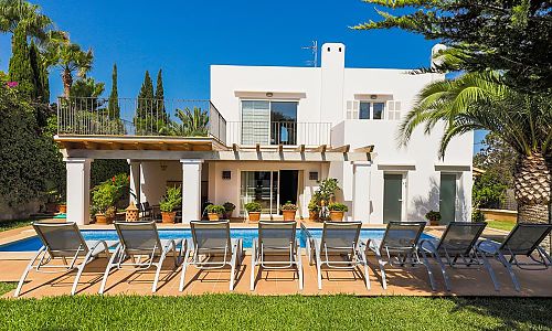 Rasen am Pool vor der Finca