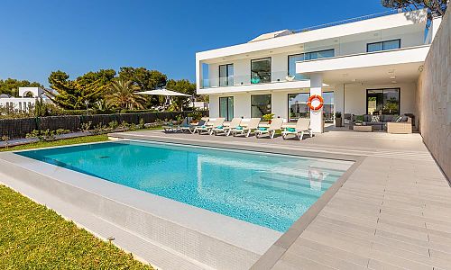 Poolbereich und Sonnenterrasse vor dem Ferienhaus