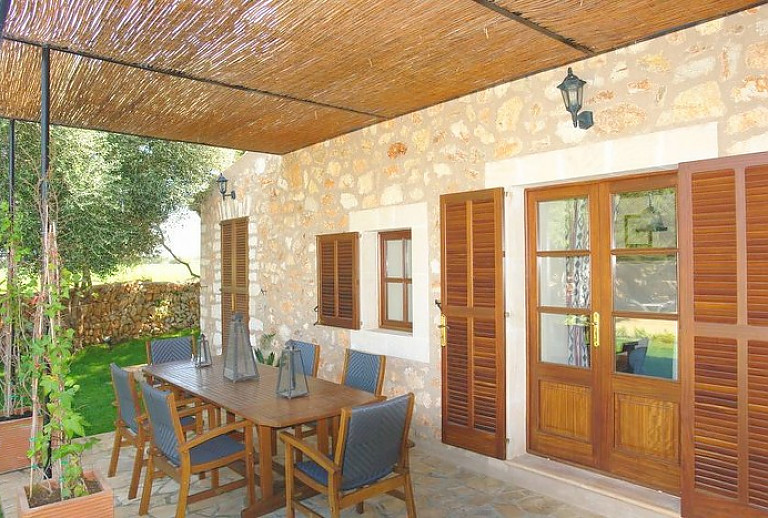 Terrasse mit Vordach und Gartenmöbeln