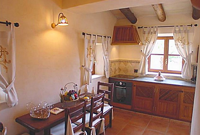Küche mit Esstisch und Fenster