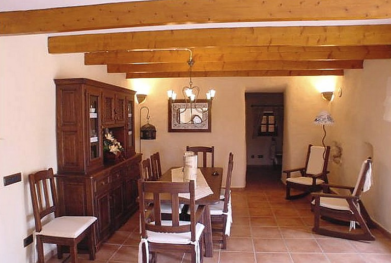 Essbereich mit Tisch und Stühlen