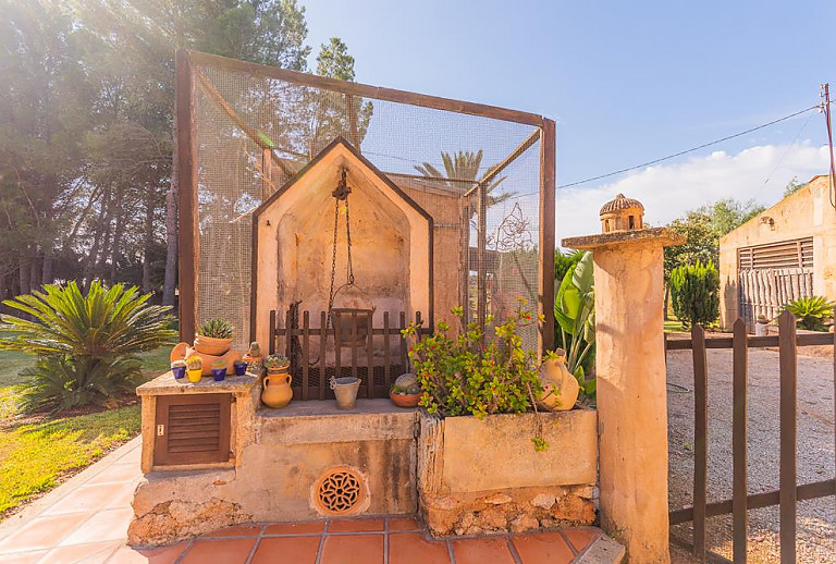 Töpfe und Pflanzen im Garten der Finca