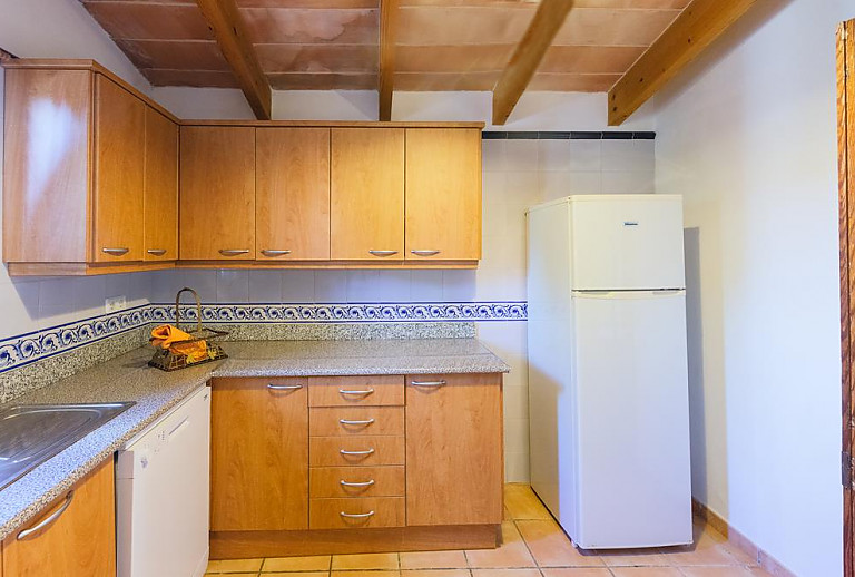 Küche mit Kühlschrank und Geschirrspüler