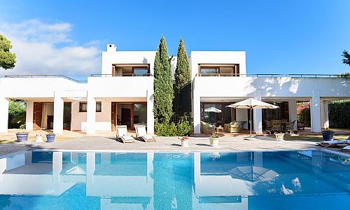 Pool mit Sonnenliegen vor dem Ferienhaus