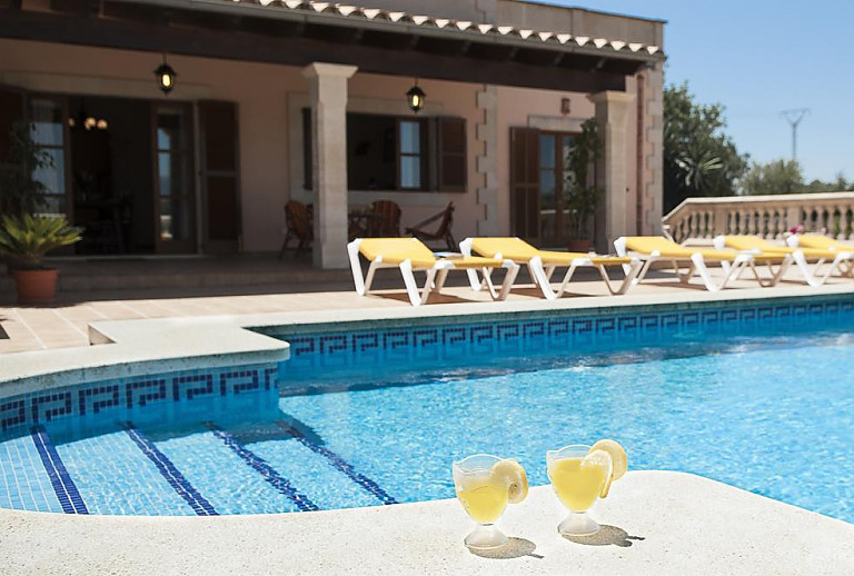 Pool mit Sonnenliegen und Terrasse