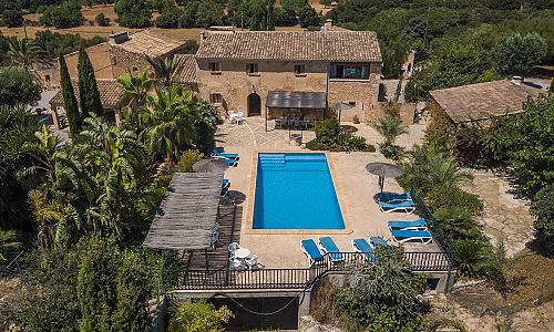 Pool mit Sonnenliegen vor dem Ferienhaus