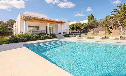 Pool mit Sonnenliegen vor dem Ferienhaus