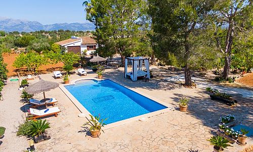 Finca mit Baumen und Poolbereich