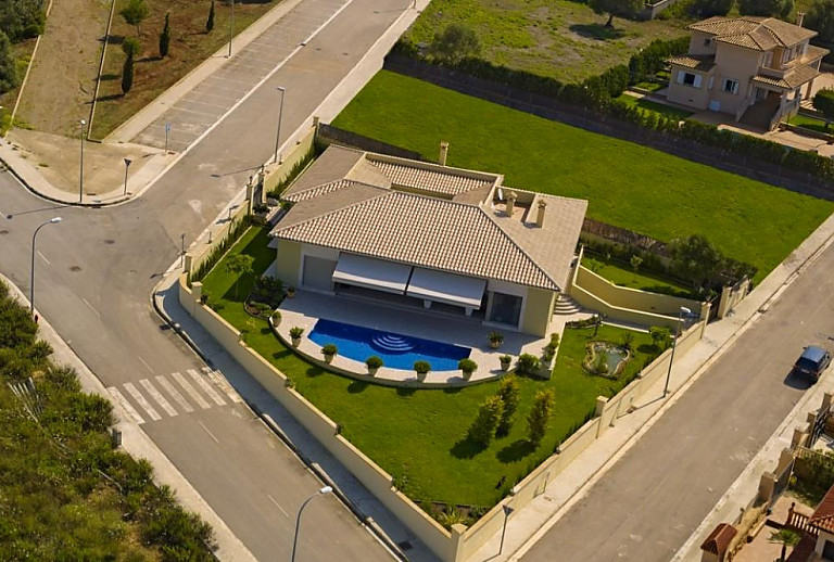 Luftaufnahme des Grundstücks mit Pool und Ferienhaus