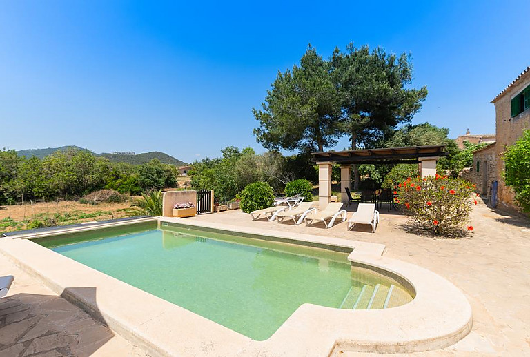 Pool und Terrasse mit Gartenmöbeln