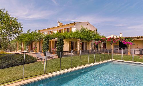 Pool mit Kindersicherung vor dem Ferienhaus