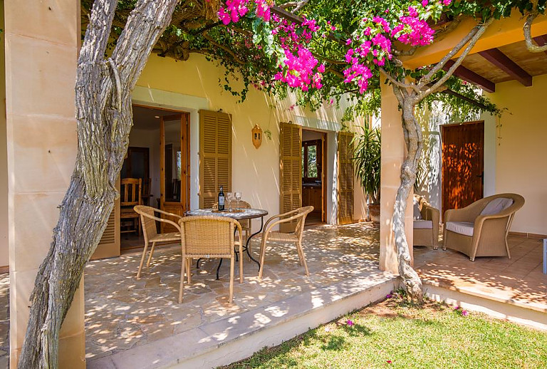 Terrasse mit Vordach und Gartenmöbeln