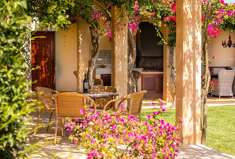 Terrasse mit Pflanzen und Esstisch