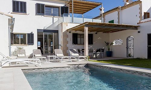 Ferienhaus mit Pool und Sonnenliegen