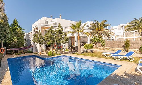 Garten und Poolbereich vor dem Ferienhaus