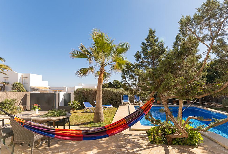 Hängematte am Poolbereich vor dem Ferienhaus