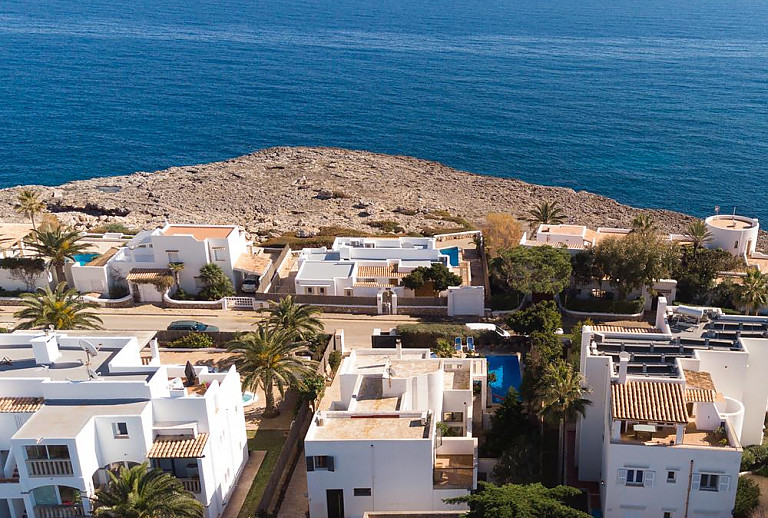 Blick auf dem Ferienort am Meer