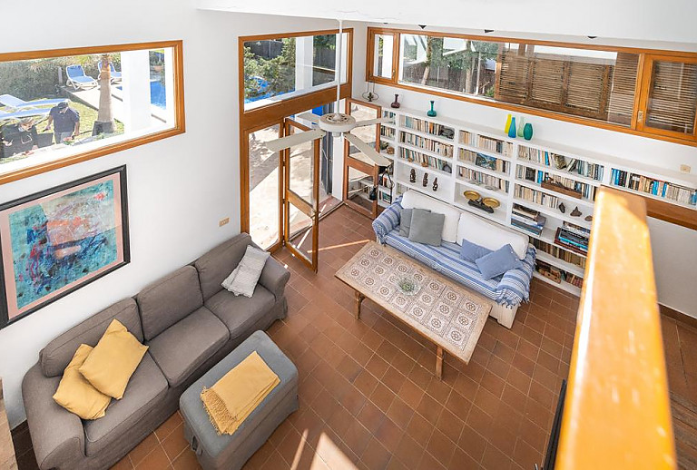 Wohnzimmer mit Couch und Bücherregal