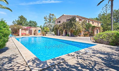 Natursteinfinca mit Palmen und Pool