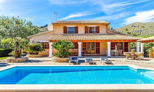 Pool mit Sonnenliegen vor der Finca