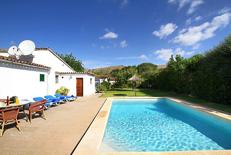 Pool mit Sonnenliegen vor der Finca