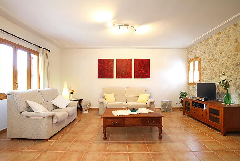 Wohnzimmer mit Sofas und Fernseher