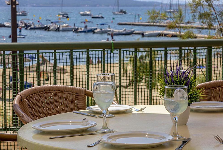 Terrasse der Ferienwohnung mit Esstisch