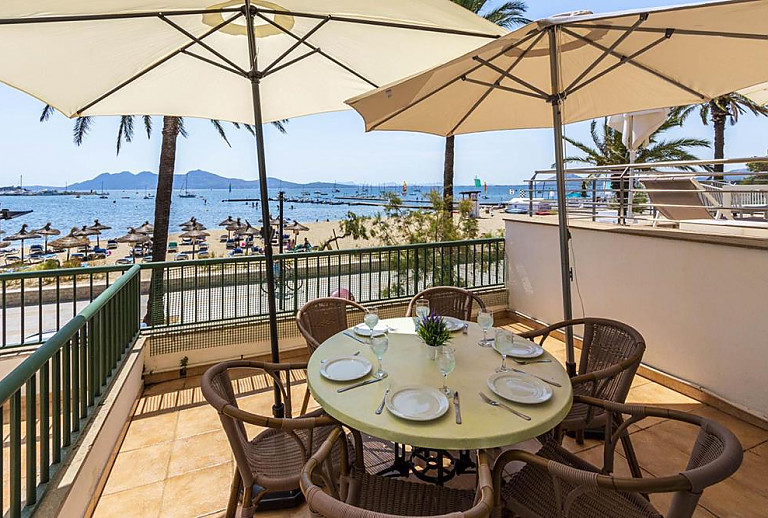 Terrasse der Ferienwohnung mit Meerblick