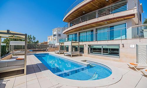 Ferienhaus mit Poolliegen am Pool