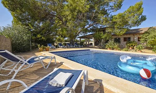 Sonnenliegen am Poolbereich vor der Finca