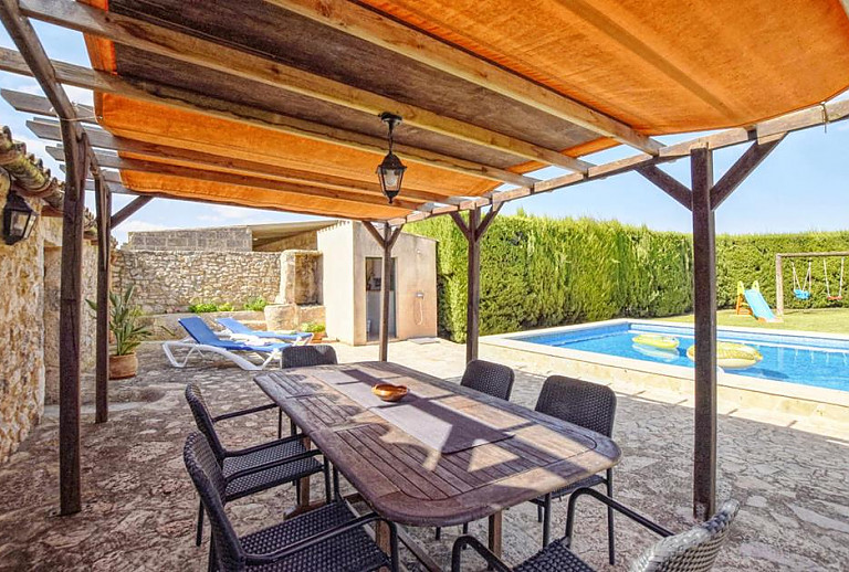 Terrasse mit Vordach und Esstisch