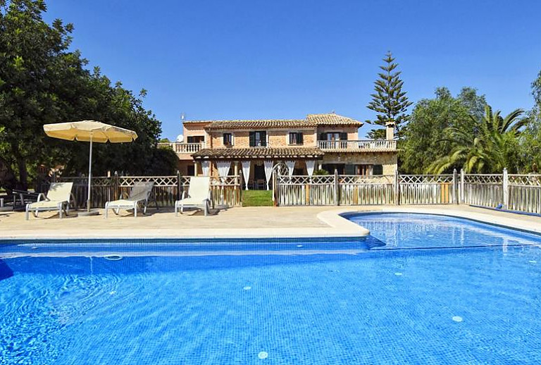 Poolliegen und Sonnenschirm am Pool