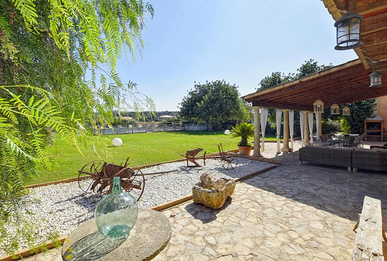 Blick in den Garten von der überdachten Terrasse