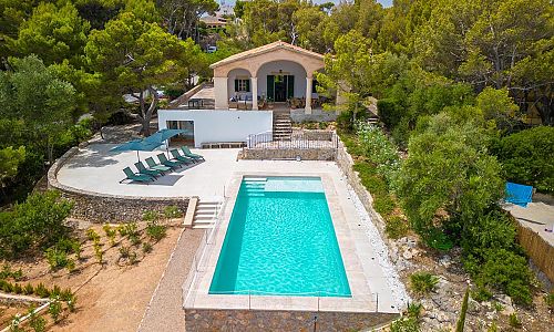Grundstück mit Pool und Sonnenliegen