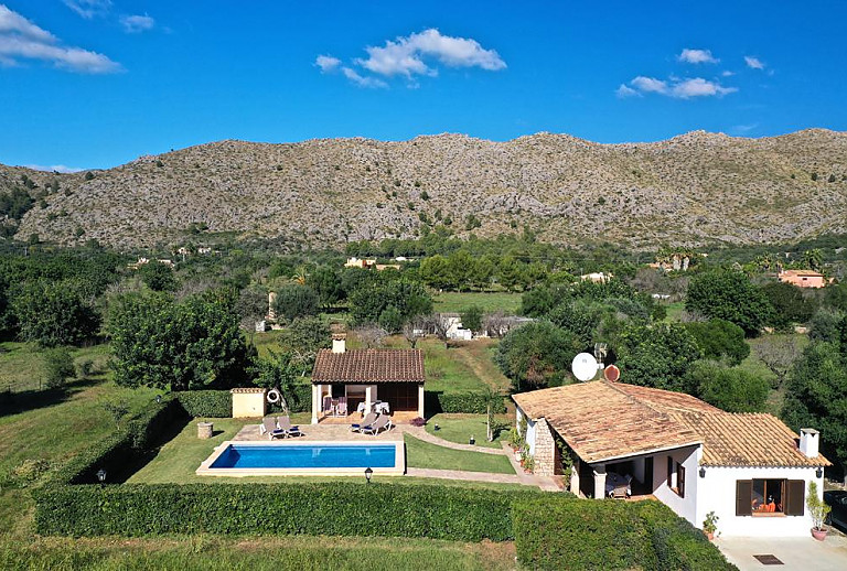 Luftaufnahme vom Pool und Rasenfläche vor der Finca