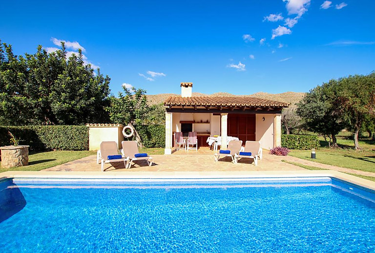 Garten mit Pool und Rasenfläche vor der Finca