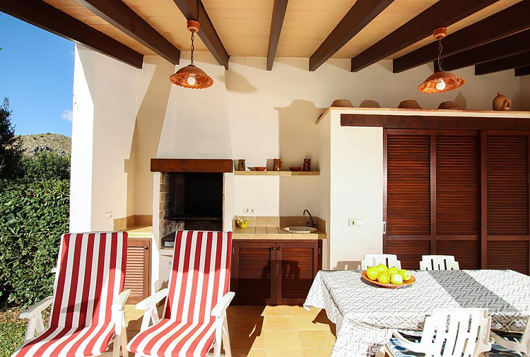 Terrasse mit Grill und Esstisch