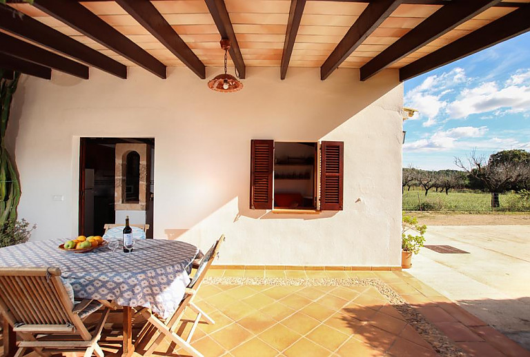 Terrasse mit Vordach und Tisch