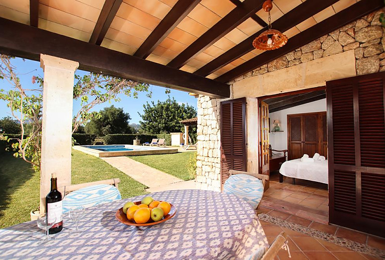 Terrasse mit mit Poolblick