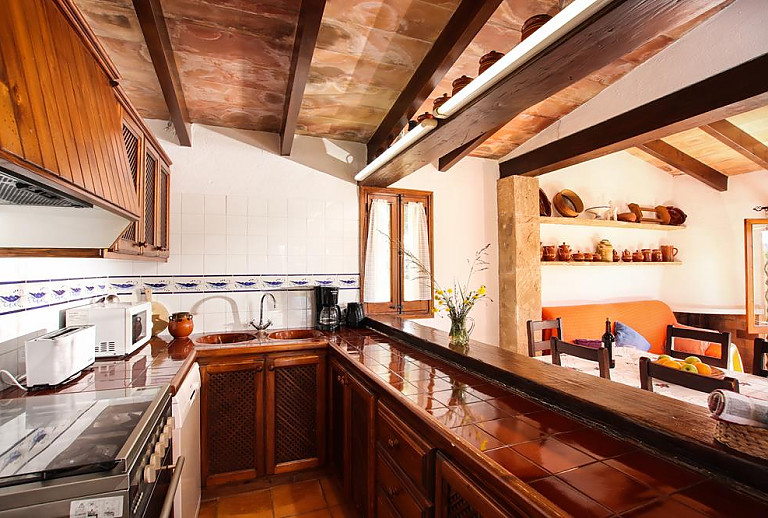 Küche mit Herd und Mikrowelle