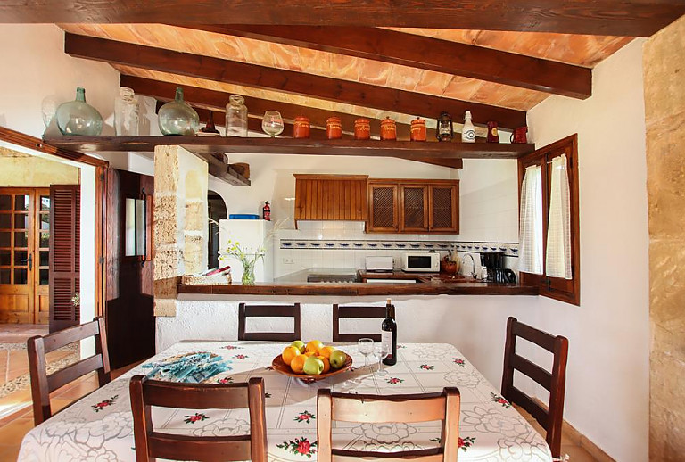 Esstisch mit Stühlen vor der Küche