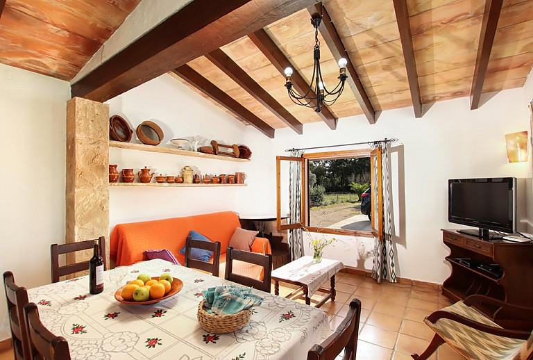 Wohnbereich mit Tisch und Sofa