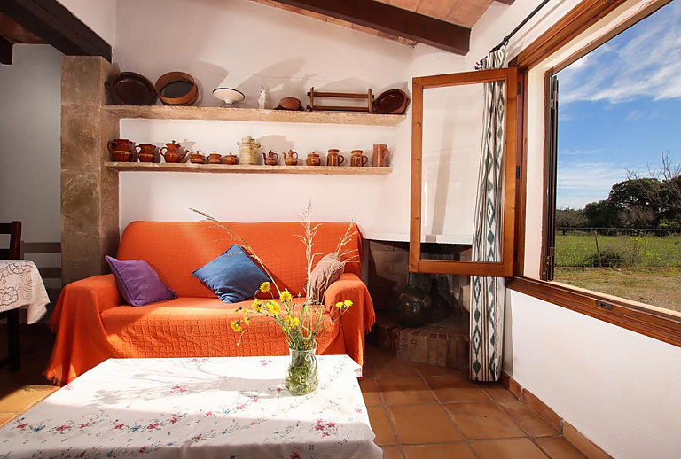 Wohnbereich mit Regal und Sofa