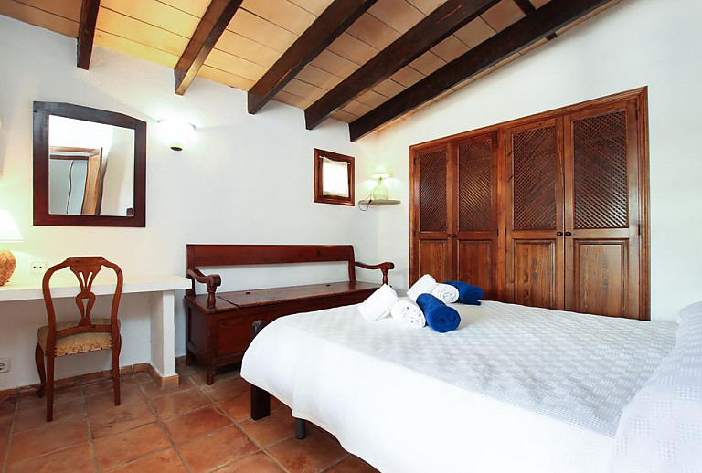 Schlafzimmer mit Doppelbett und Wandschrank