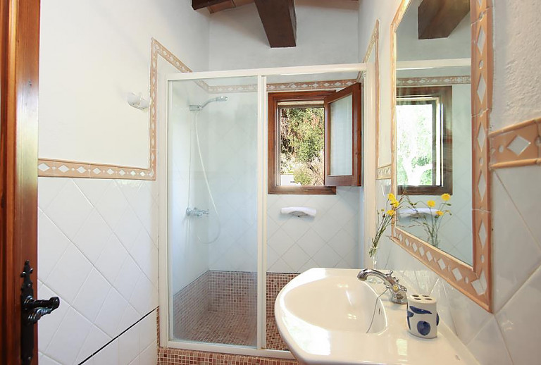 Badezimmer mit Dusche und Waschbecken