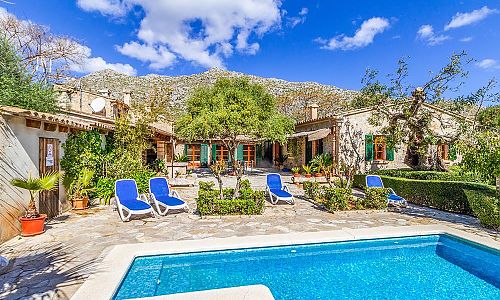 Außenbereich mit Pflanzen und Pool vor der Finca